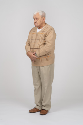 Seitenansicht eines alten mannes in freizeitkleidung, der still steht