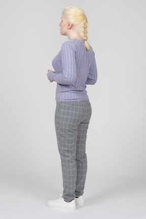 Vista posteriore di tre quarti di una giovane donna in abiti casual
