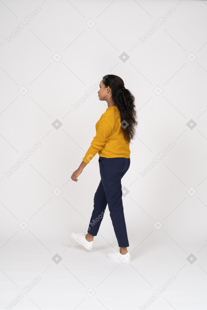 一个穿着休闲服的女孩走路的侧视图