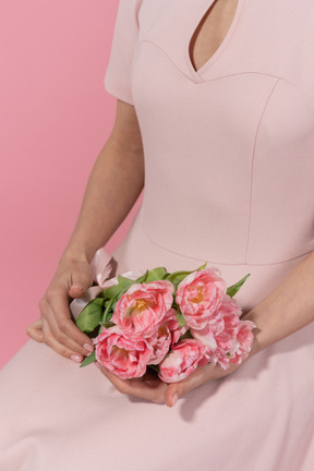 Une femme tenant un bouquet de fleurs