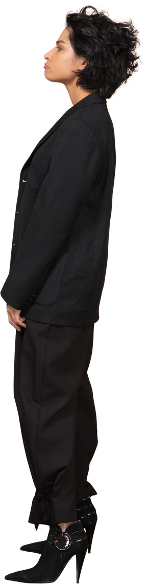 Vista lateral de uma empresária vestida de terno preto