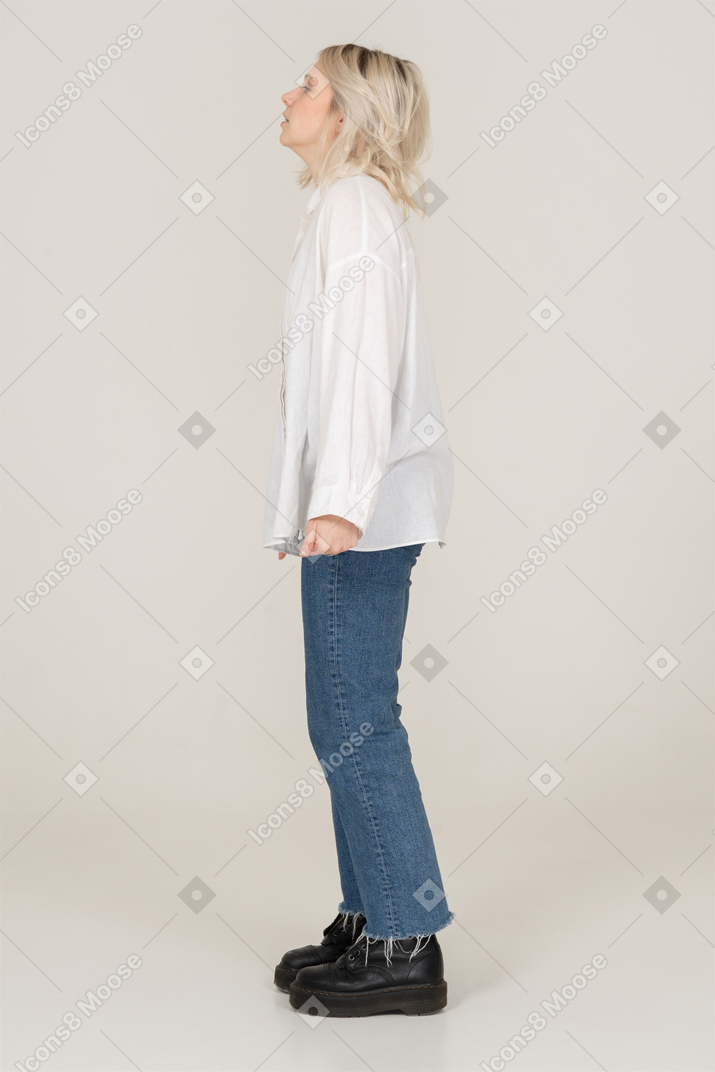 Vista lateral de uma jovem loira em roupas casuais