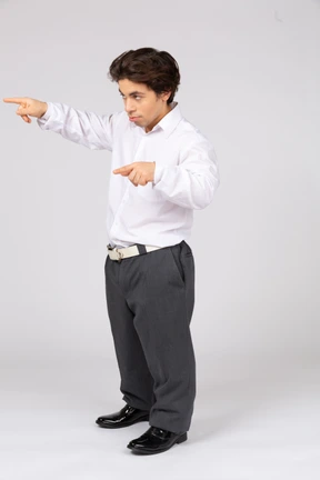Joven gesticulando con dos dedos índices