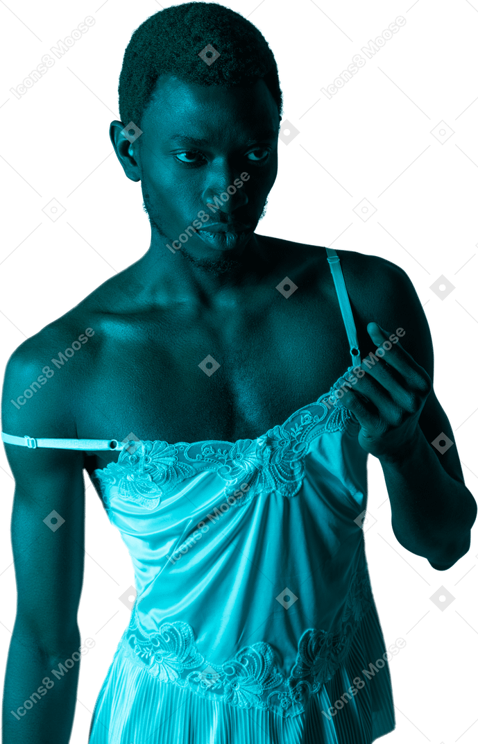 Giovane uomo di colore che indossa una camicia da notte bianca con luce blu