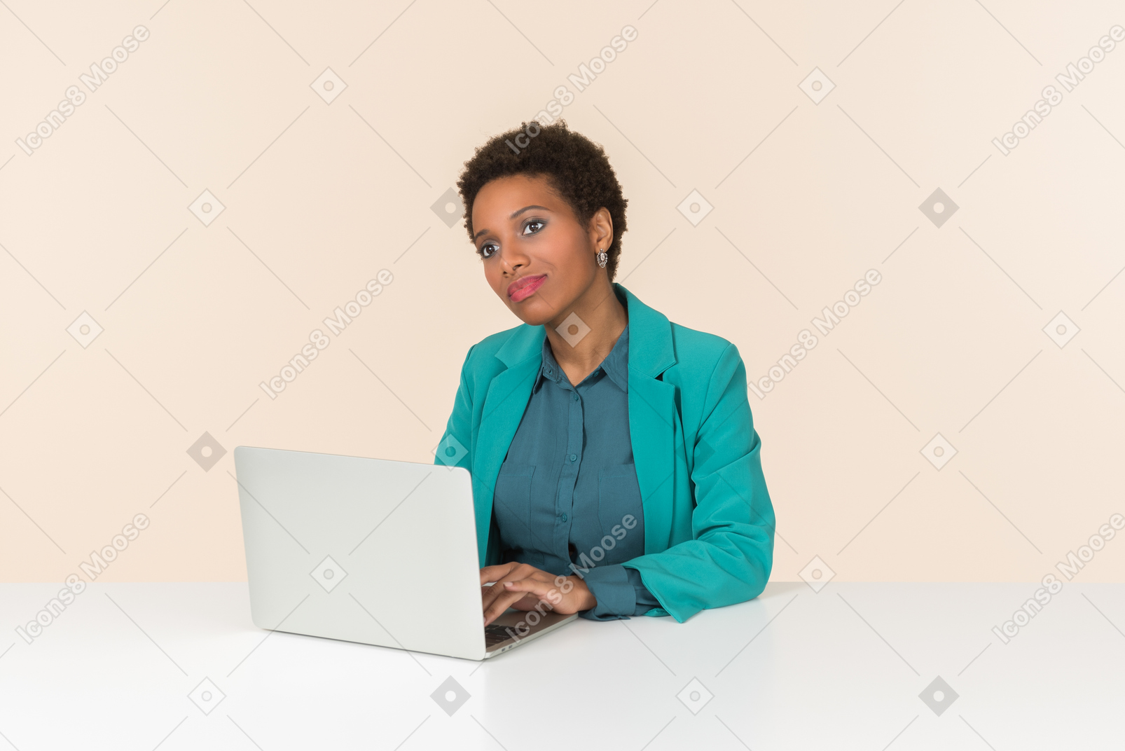 Weiblicher büroangestellter, der am schreibtisch sitzt und an dem laptop arbeitet
