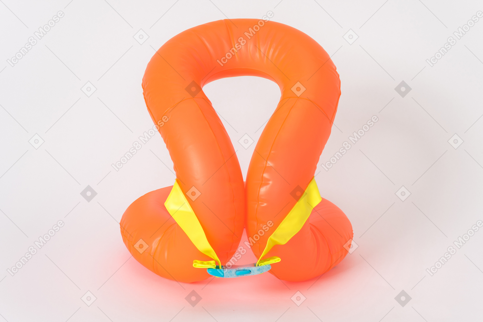 Chaleco flotante naranja sobre un fondo blanco