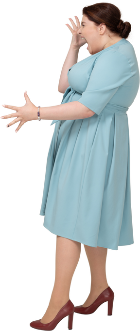 Vista lateral de uma mulher de vestido azul gesticulando