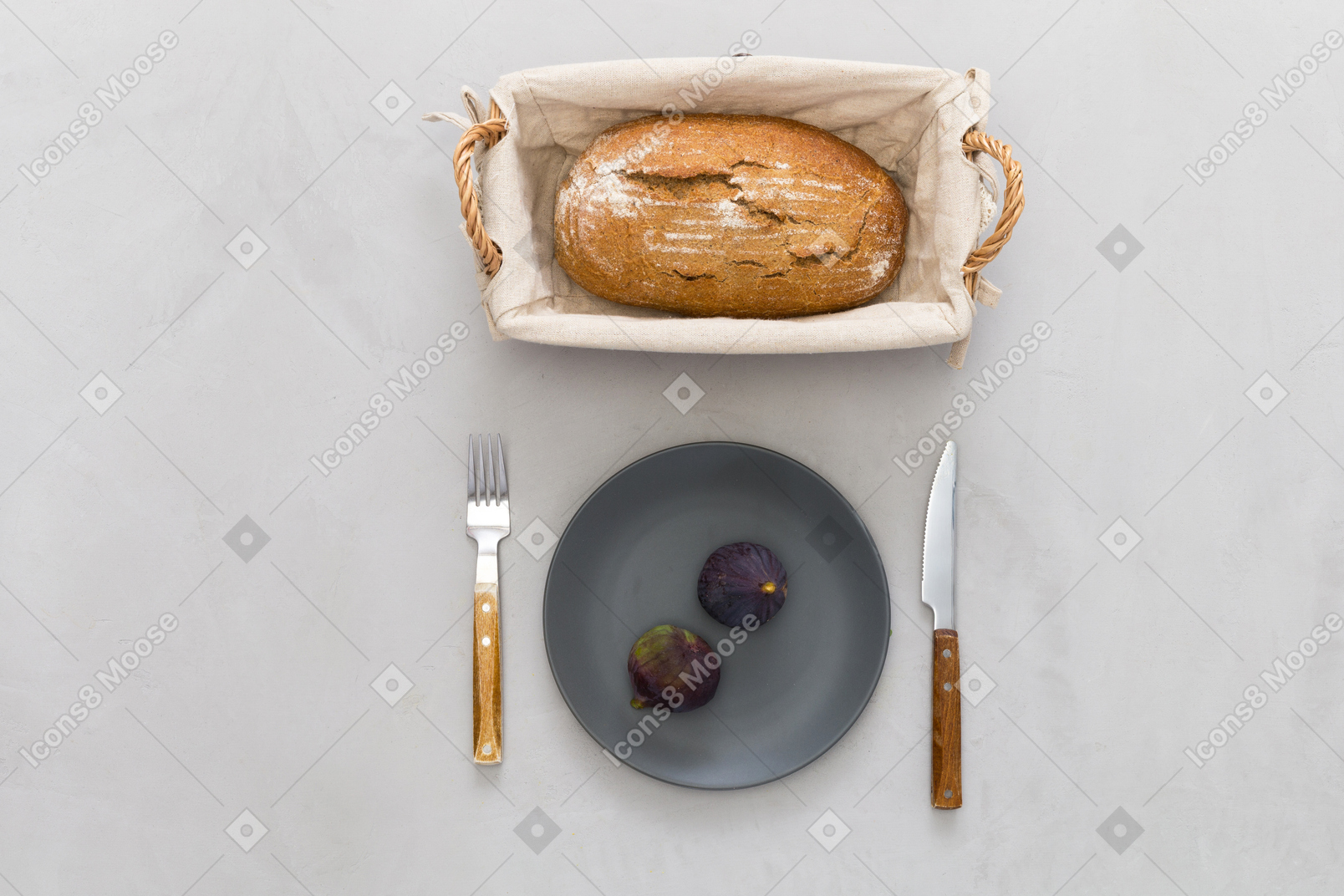 Буханка хлеба и два инжира на тарелке