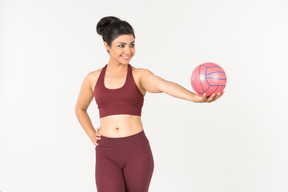 Jeune femme indienne en tenue de sport balle rose