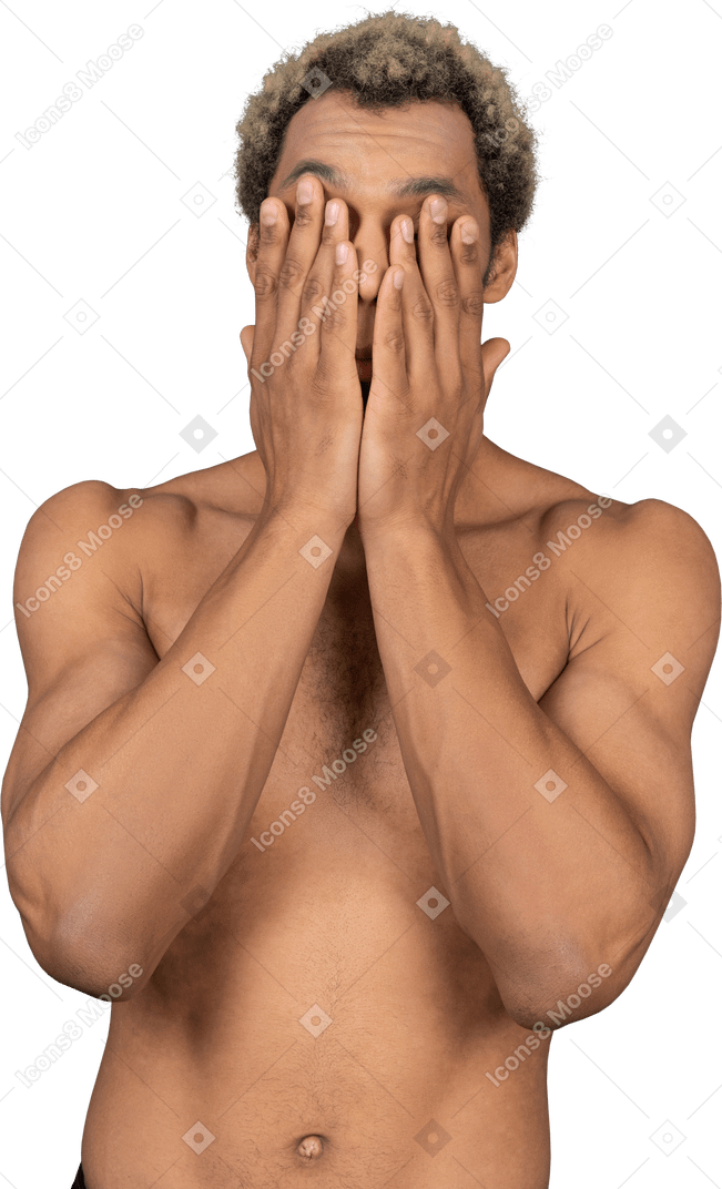 Vista frontal de um homem afro sem camisa, escondendo o rosto
