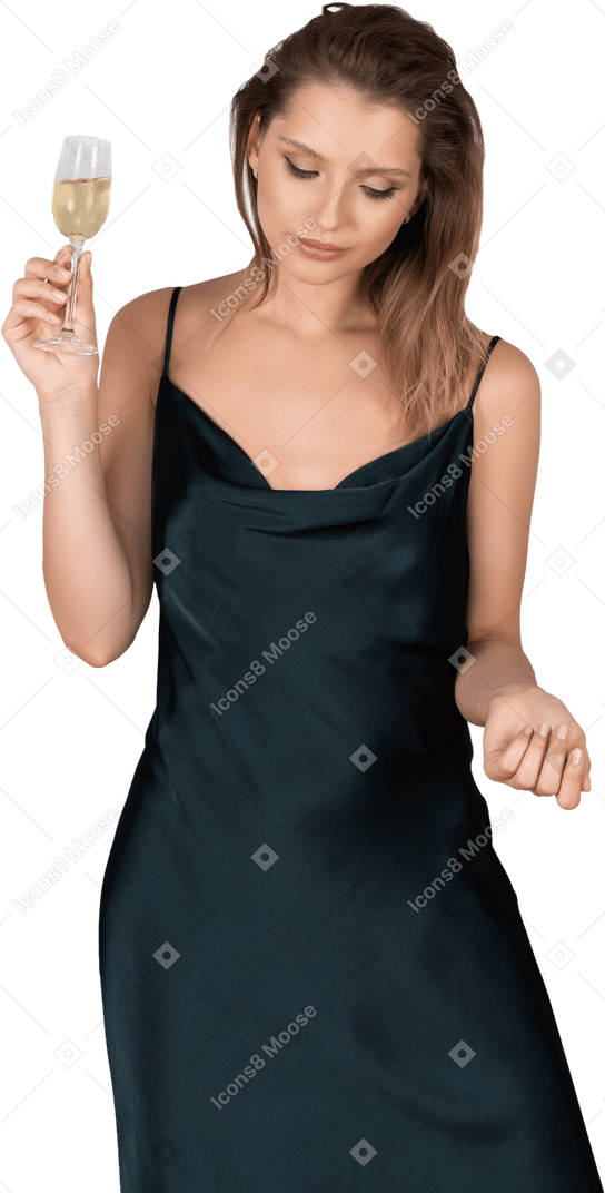 Vista frontale di una giovane donna in camicia da notte con in mano un bicchiere di champagne