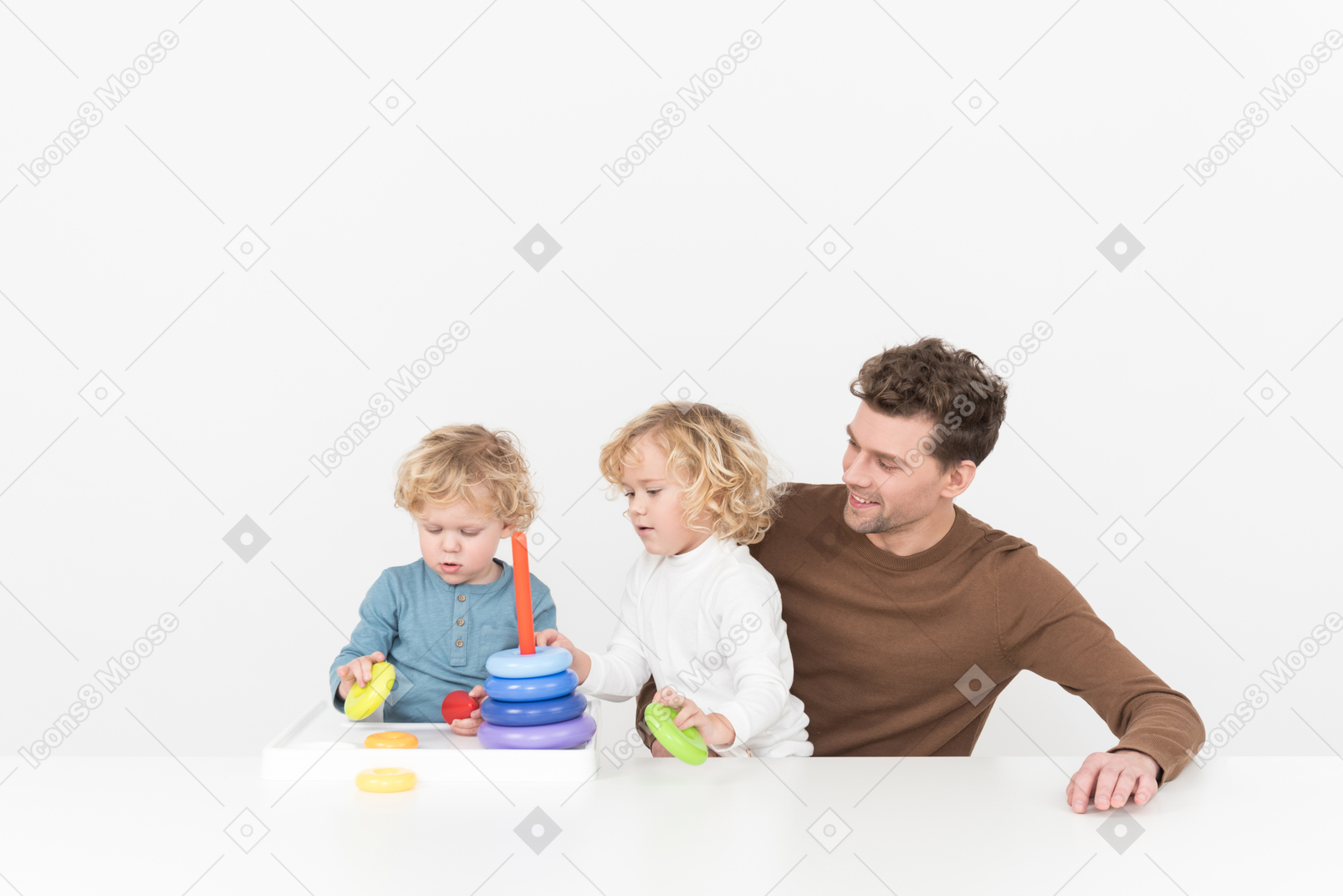 Padre che gioca con i suoi due figli