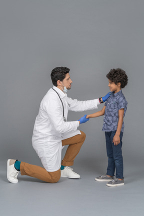 Médico e menino apertando as mãos