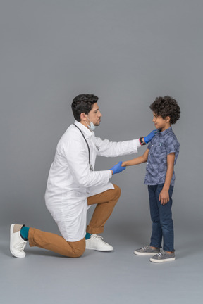 Doctor y niño dándose la mano