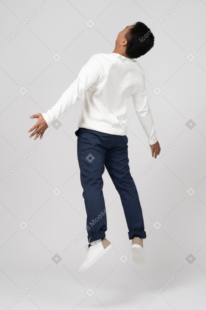 Hombre en ropa casual saltando