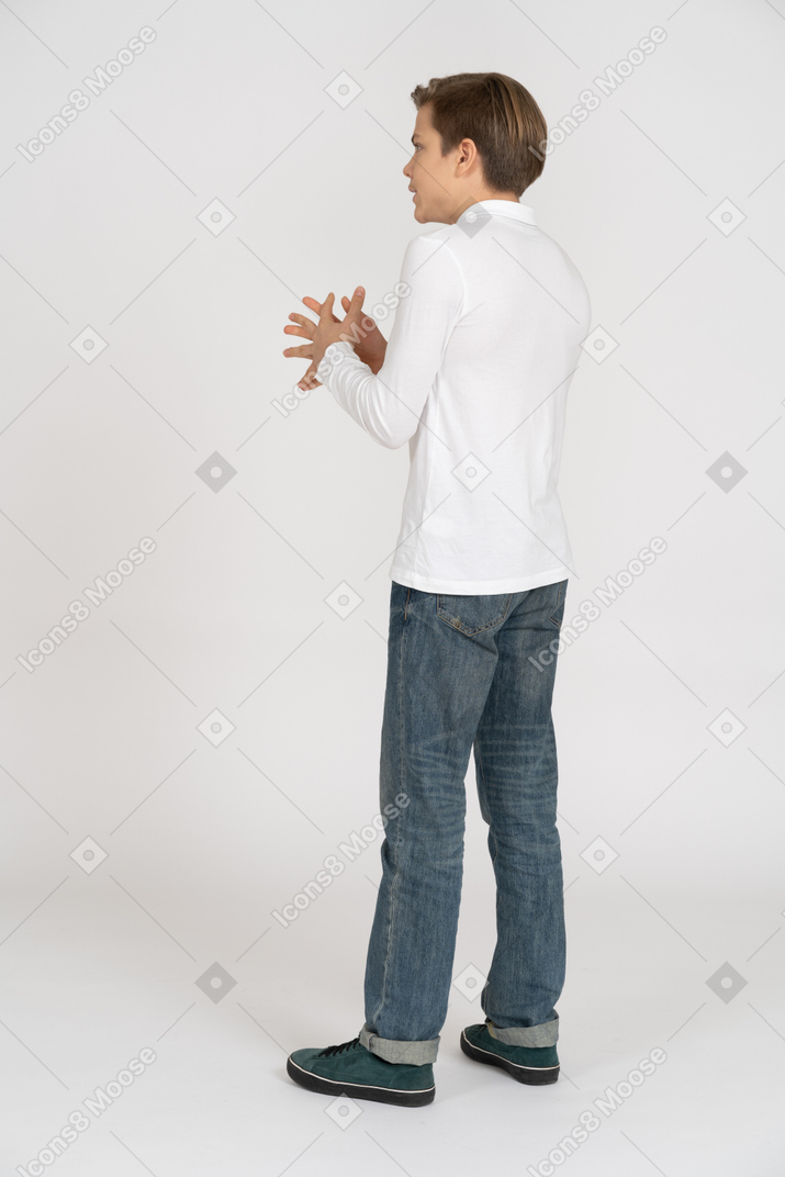 Jovem em roupas casuais em pé