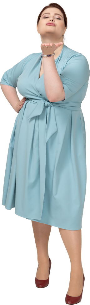 キスを吹く青いドレスを着た女性の正面図