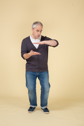 Homme en tenue décontractée debout