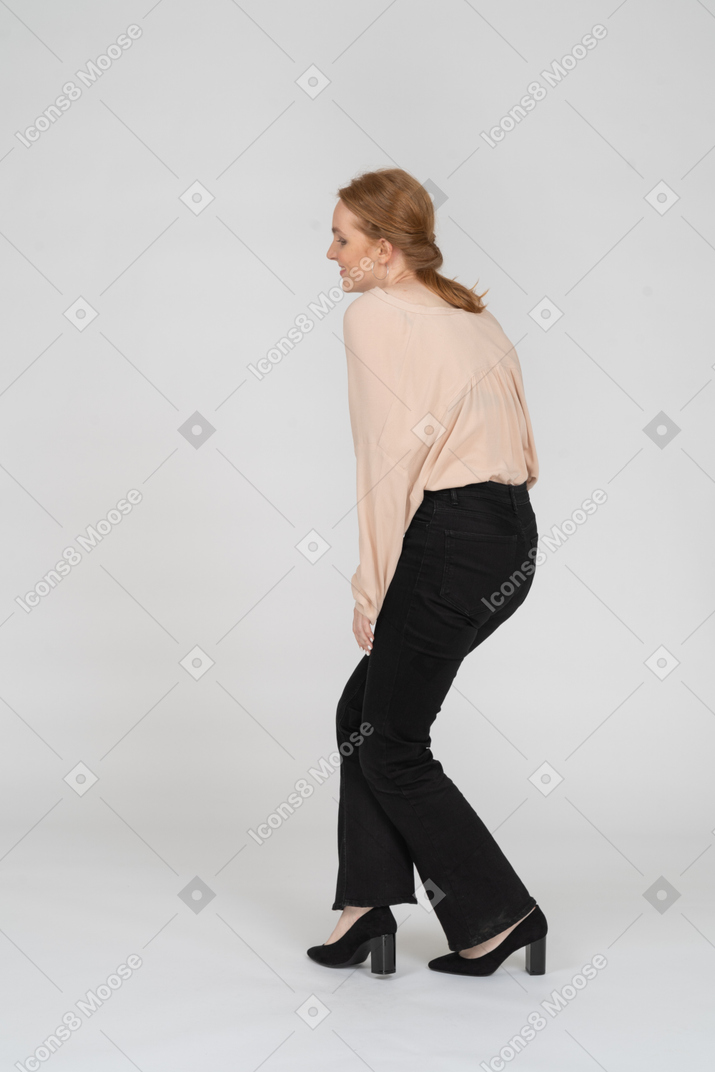 Женщина в красивой блузке танцует