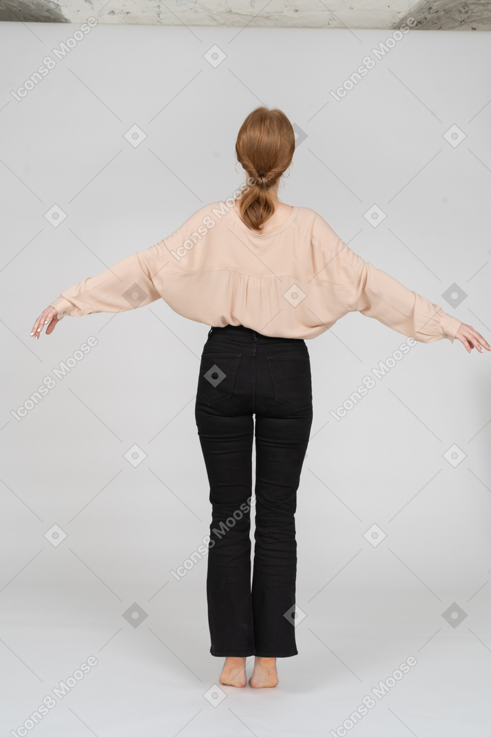 Женщина в красивой блузке прыгает
