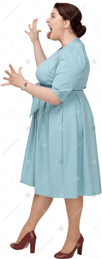 몸짓으로 파란 드레스를 입은 여자의 옆모습