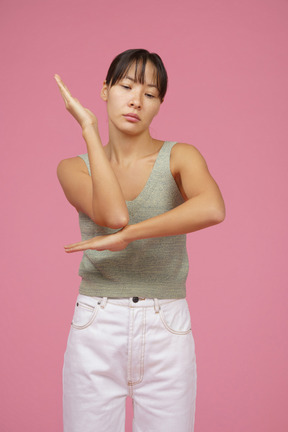 Mujer joven levantando el brazo