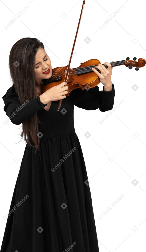 Крупный план молодой эмоциональной дамы в черном платье, играющей на скрипке