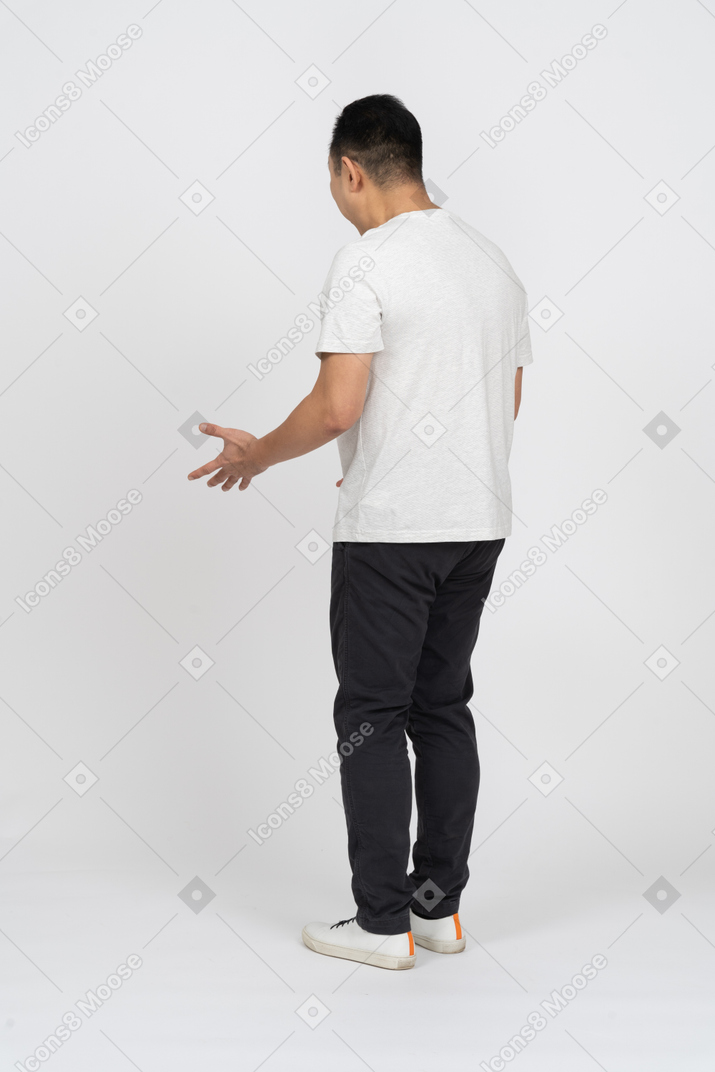 Three-quarter view of a man in casual clothes explaining something
