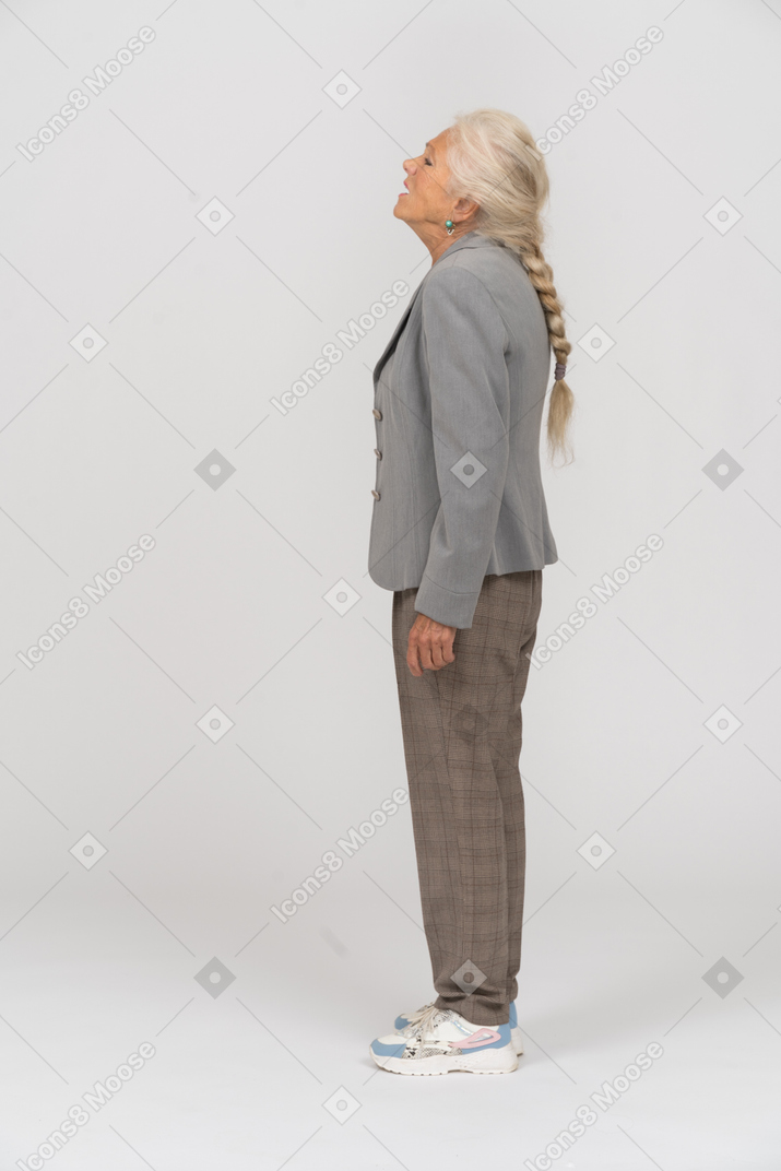 スーツを着た感情的な老婦人の側面図