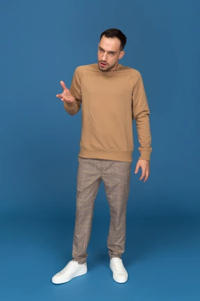Joven serio explicando cosas