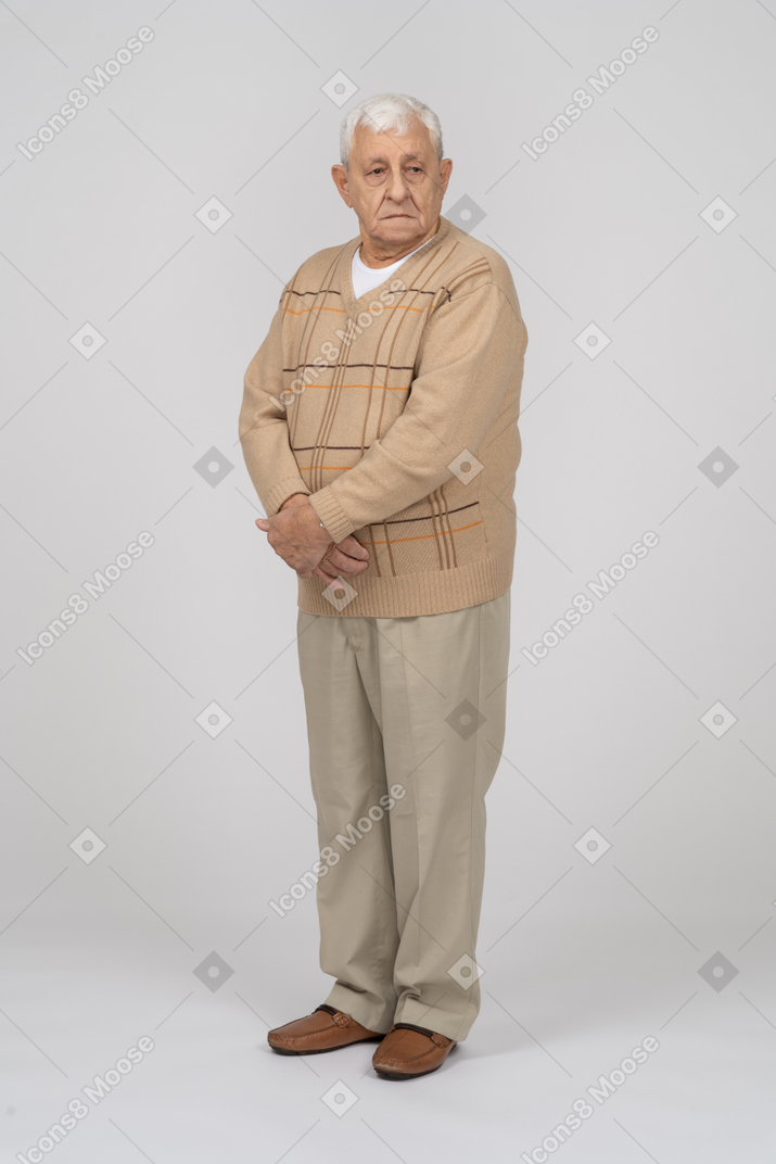 Vorderansicht eines alten mannes in freizeitkleidung, der beiseite schaut