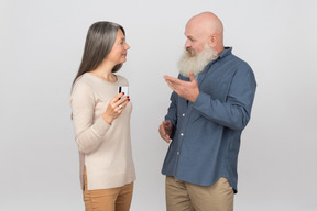 Élégant couple de personnes âgées debout ensemble