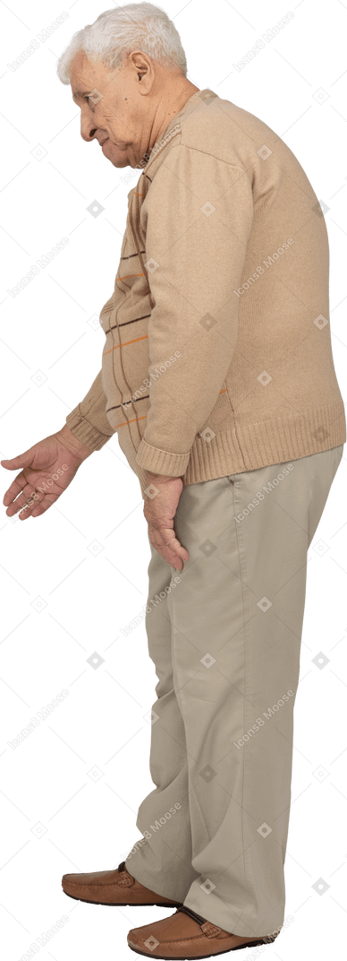 歓迎のジェスチャーをするカジュアルな服装の老人の側面図