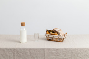 Bouteille de lait, vide de verre de lait et de pain