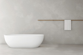 Minimalistisches badezimmer mit badewanne und handtuch auf einem regal