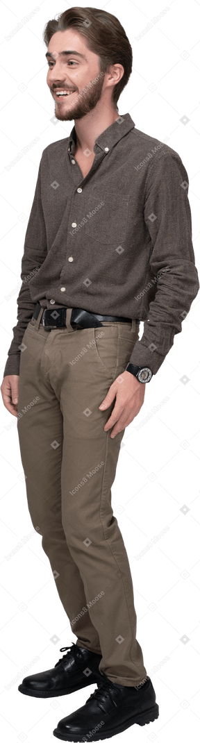 Vue de trois quarts d'un jeune homme en riant en tenue de bureau