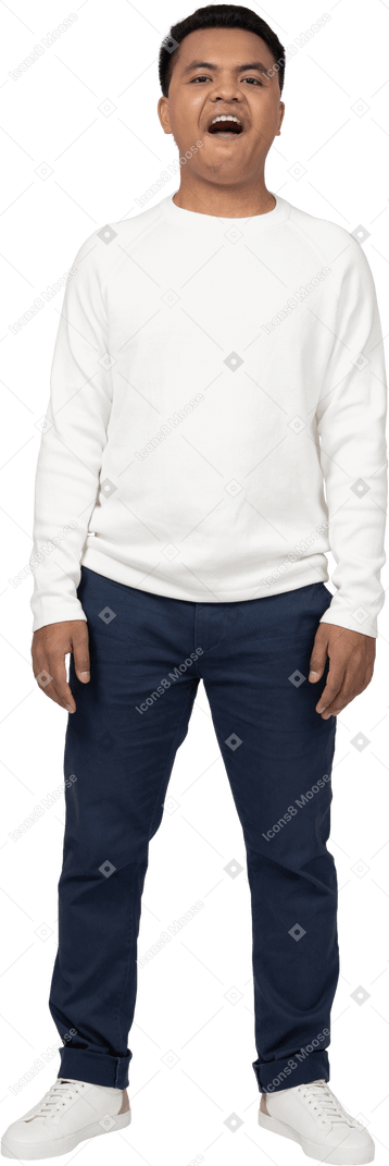 Hombre en ropa casual de pie
