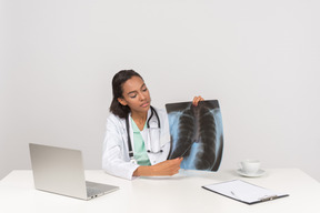 Linda médica com uma fotografia de raio-x