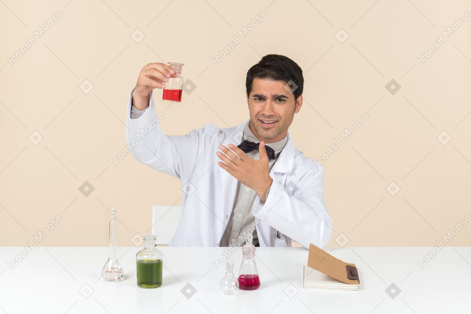 Обеспокоенный ученый мужского пола, сидящий за столом и смотрящий на лампочку