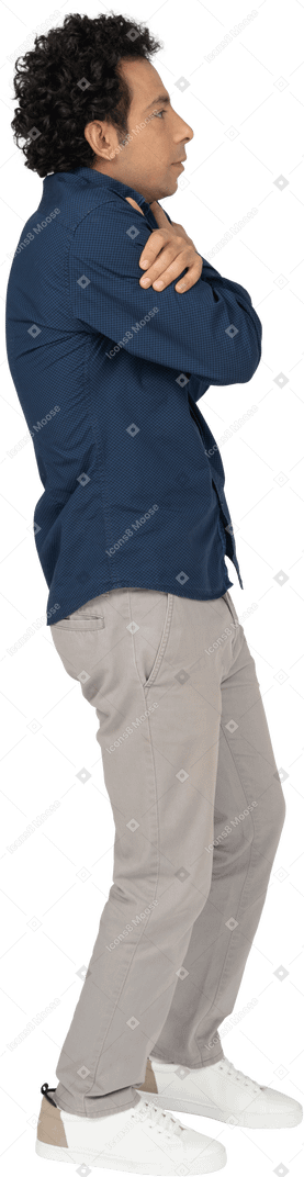 Vista lateral de um homem com roupas casuais se abraçando