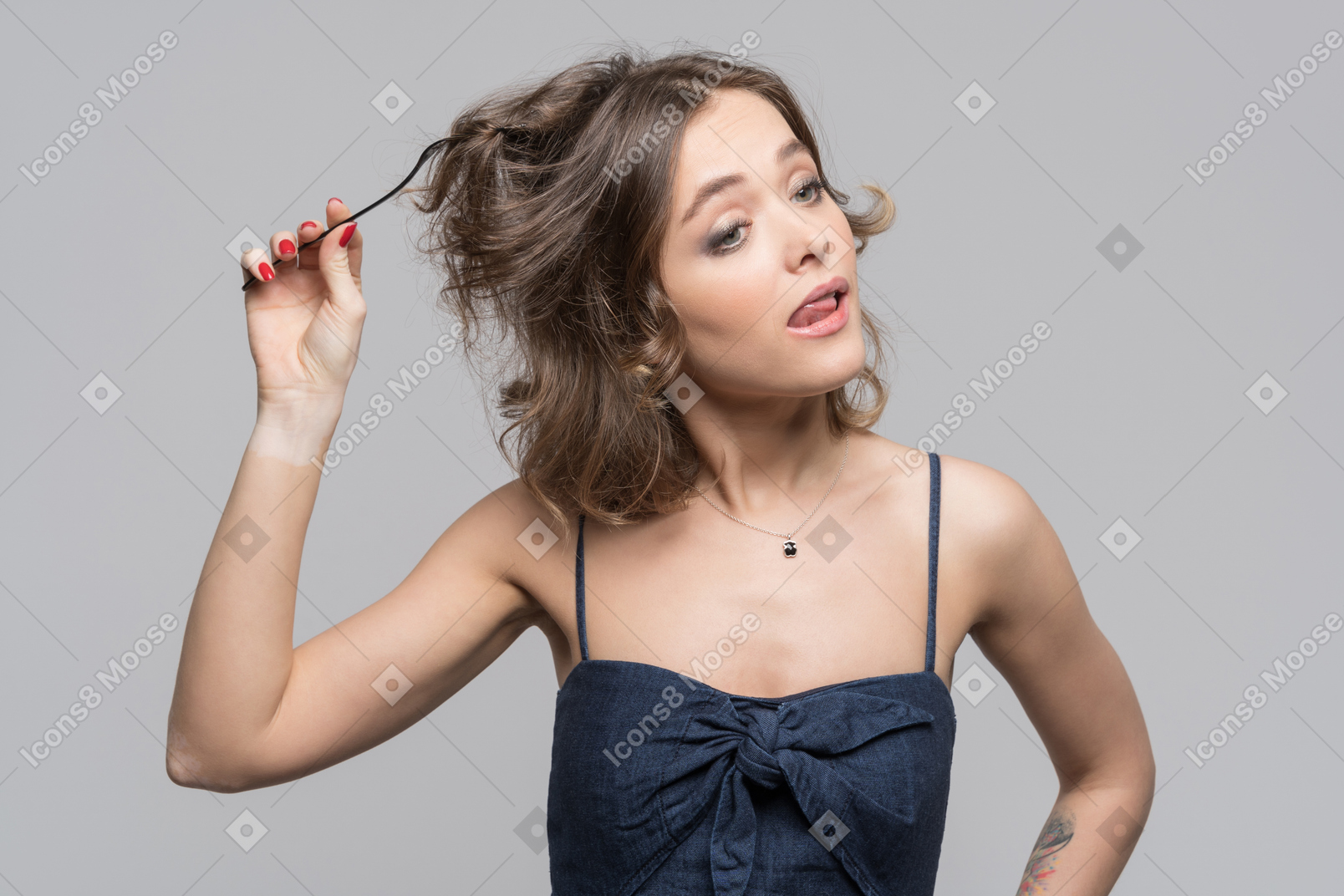 Молодая женщина наматывает волосы