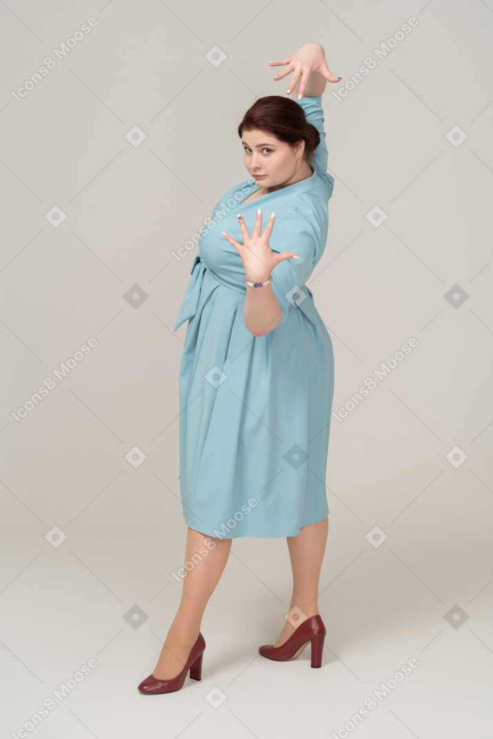穿着蓝色裙子的女人在侧面摆姿势