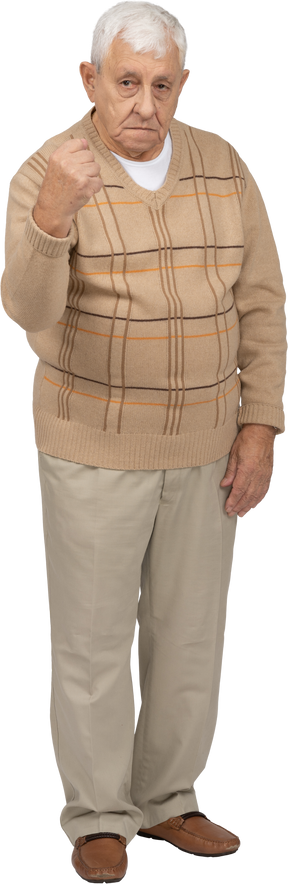 Vista frontal de um velho em roupas casuais, mostrando o punho