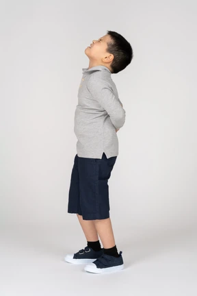 Niño sosteniendo su espalda