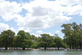 La vista del parcheggio sul fiume