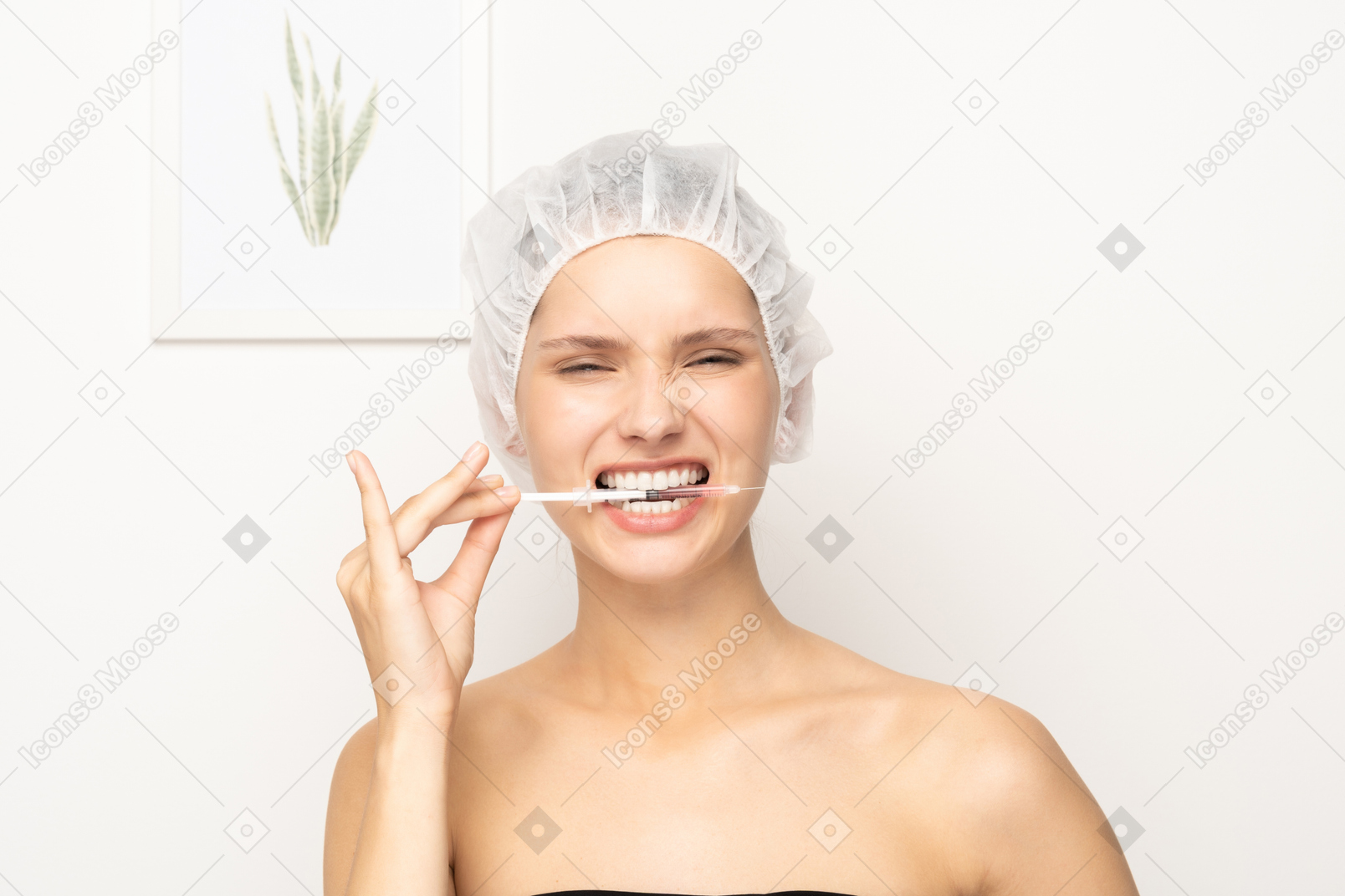 Frau hält spritze mit den zähnen