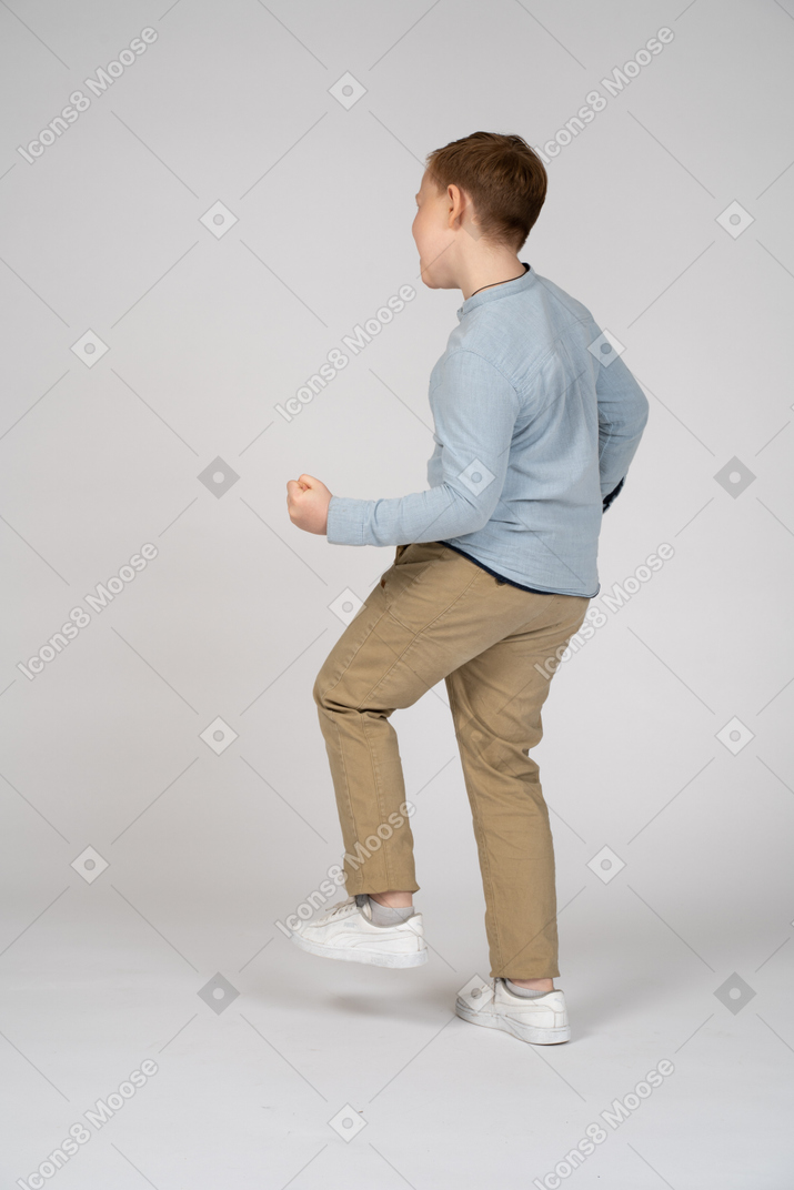 Vista traseira de um menino andando