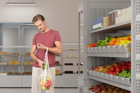 Hombre eligiendo comestibles en un supermercado