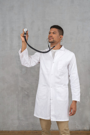 Médecin de sexe masculin à l'aide d'un stéthoscope
