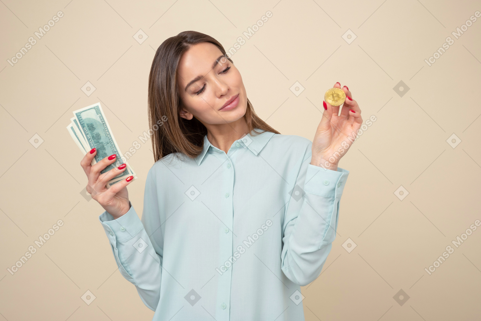 Mulher atraente, segurando um bitcoin e notas de dólar
